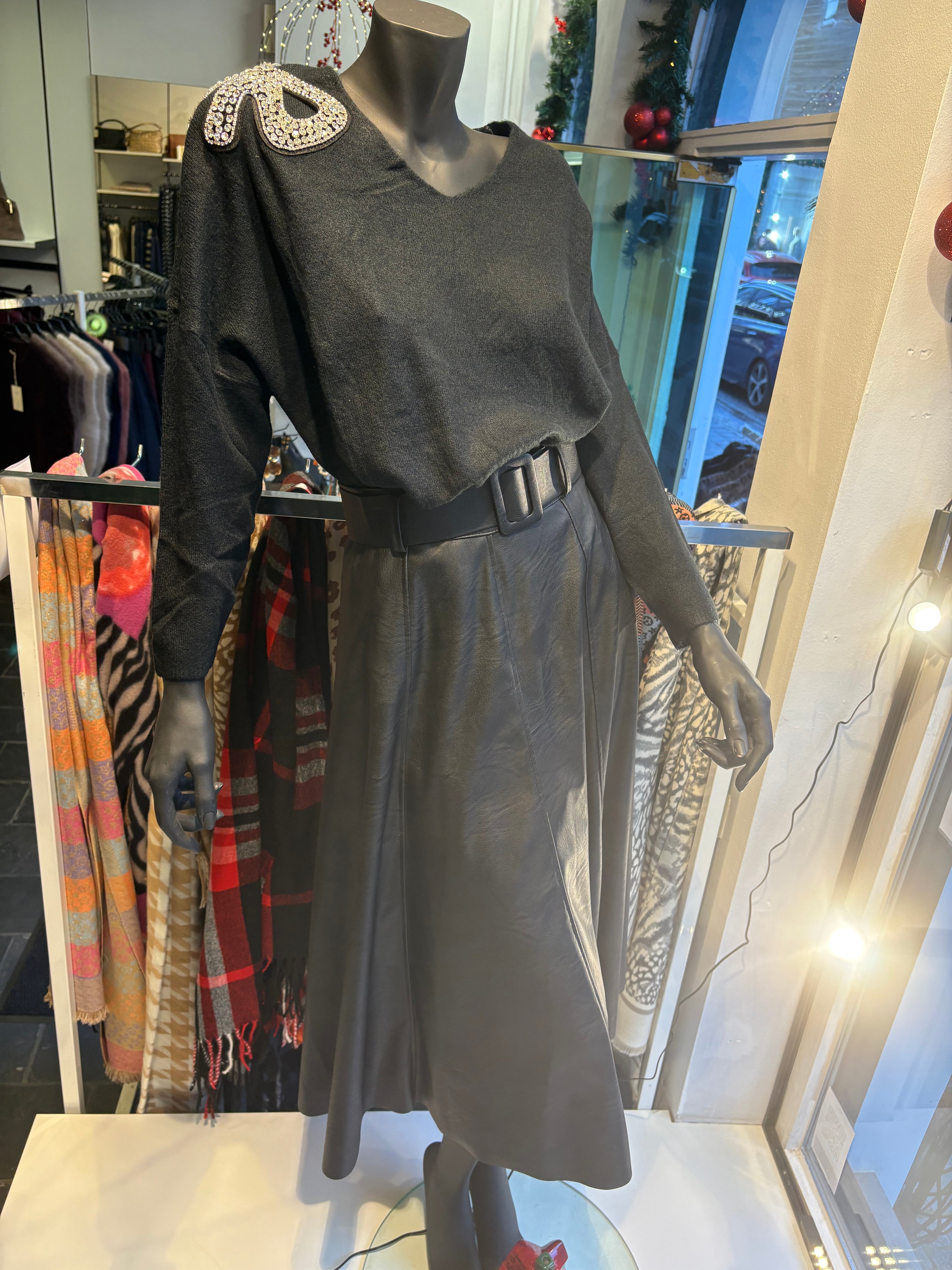 Trui met en strik en parels