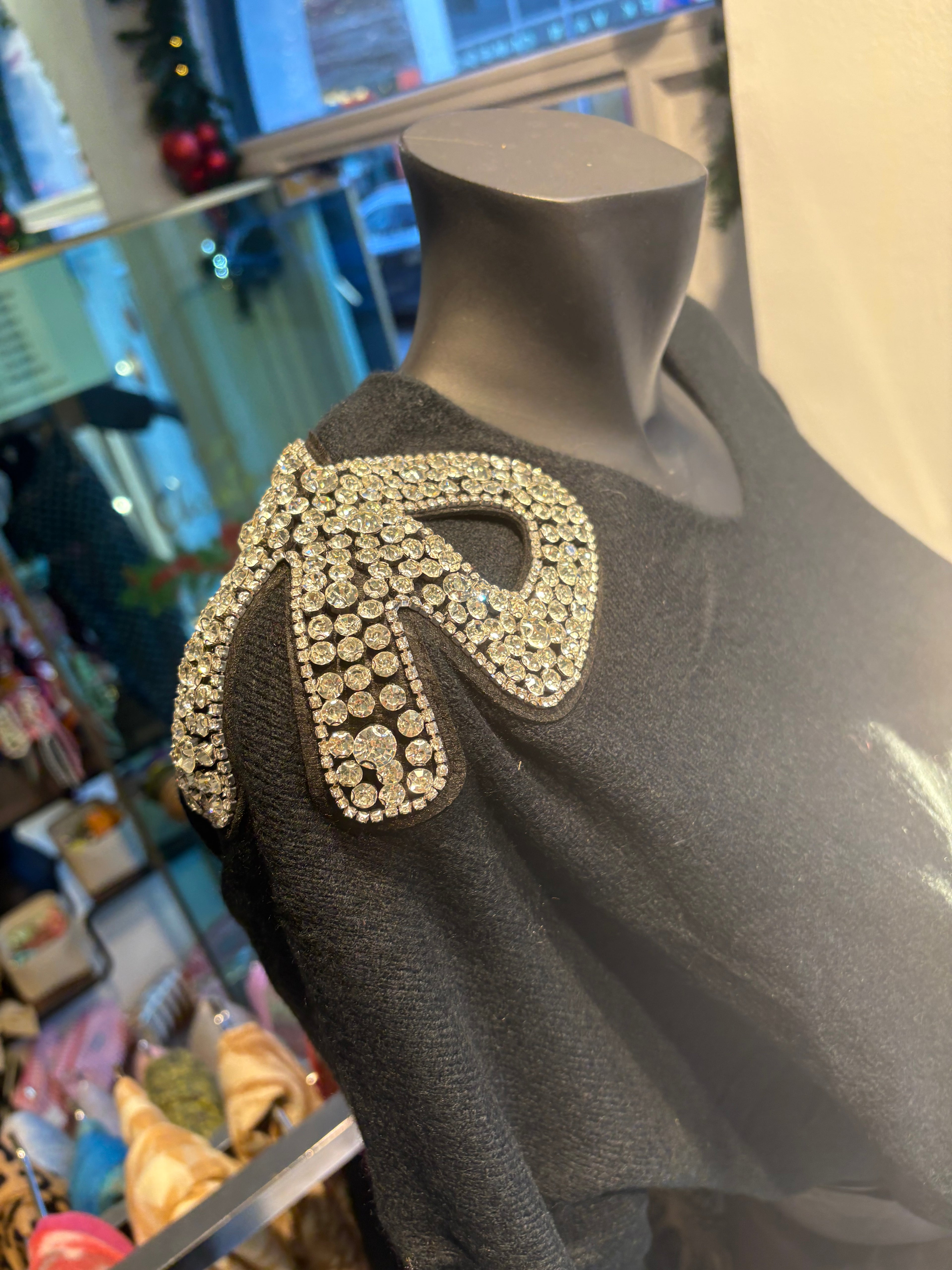 Trui met en strik en parels